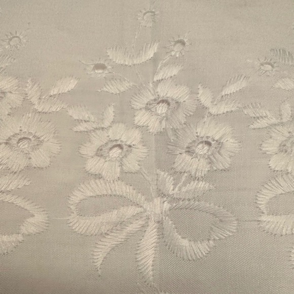 Vintage White Cotton Eyelet Fabric Floral Embroidery Scalloped Edge READ!! - Picture 4 of 4